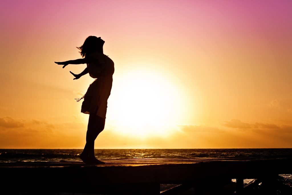 Imagen de chica tomando Sol en la playa