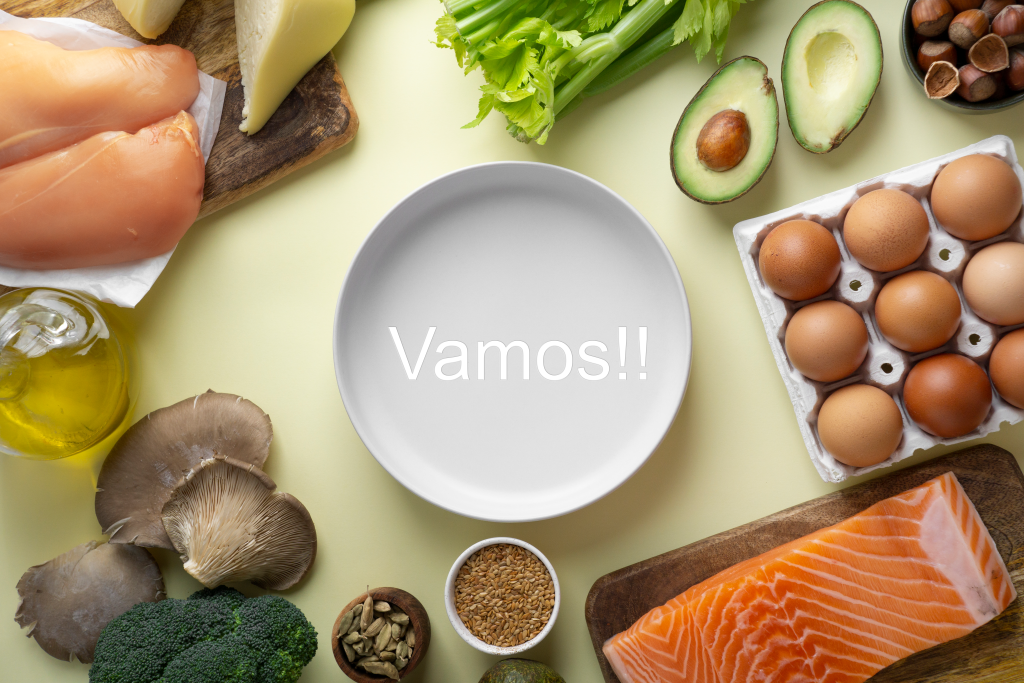 Plato vacio con comida proteica alrededor (palta, huevo, salmón, pechuga.)